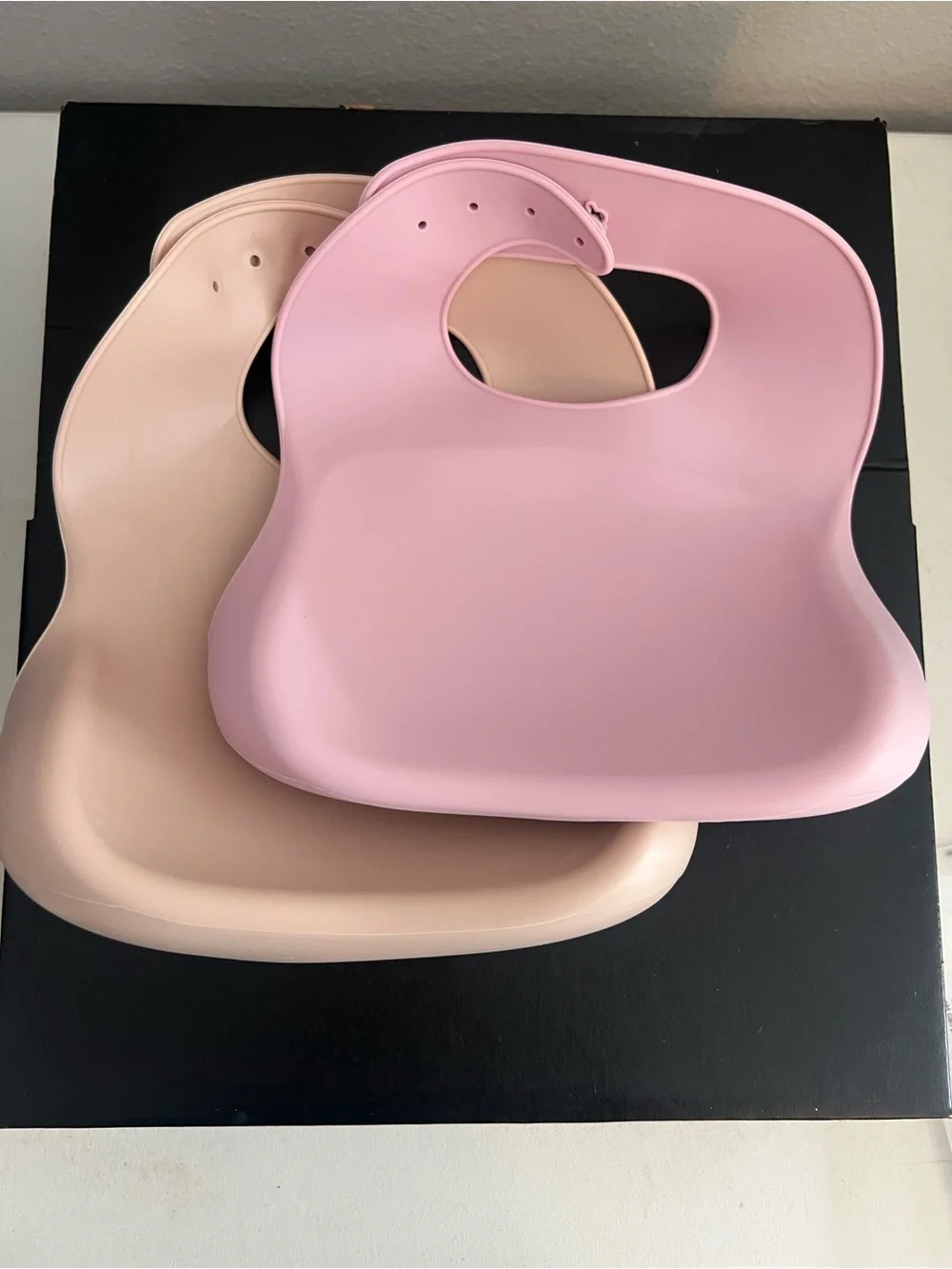 🌸👶🏻NWT CREAM & PINK SOFT SILICONE BABY BIBS (2) PACK👶🏻🌸